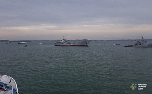Пошуково-рятувальне судно A500 «Донбас» та морський буксир A830 «Корець» під час переходу Керченської протоки