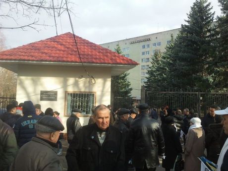 На Тимошенко чекають біля лікарні