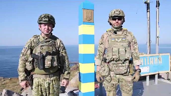 Ukrainian military replace Zmiinyi Island border sign destroyed by Russians