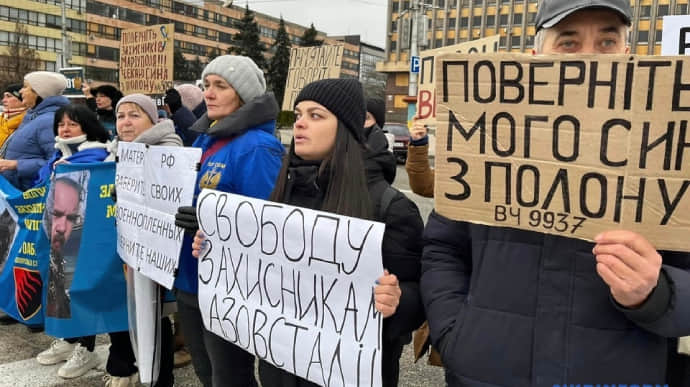 Семьи военнопленных провели акции в Киеве и Запорожье