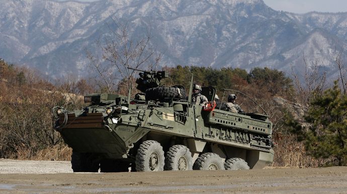 У новому пакеті допомоги США Україні будуть бронемашини Stryker, артилерія та боєприпаси – ЗМІ