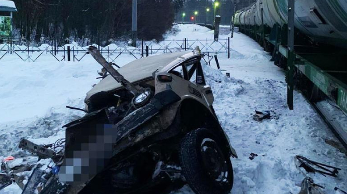 У Києві потяг протаранив автівку: пасажир загинув, водія затримали