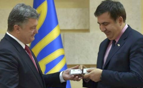 АП: Порошенко поддержал прекращение гражданства Саакашвили