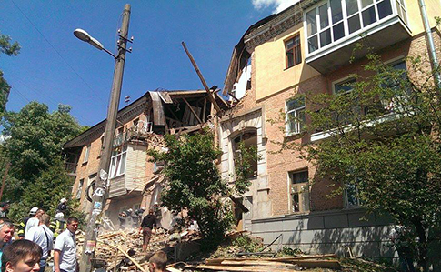 Біля метро Голосіївська вибухнув будинок, є постраждалі