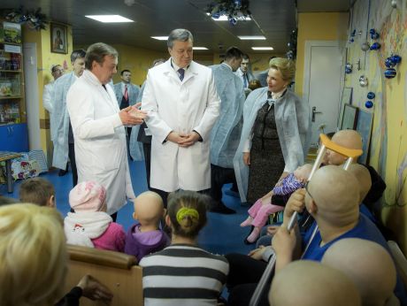 Янукович ходил среди онкобольных детей без маски