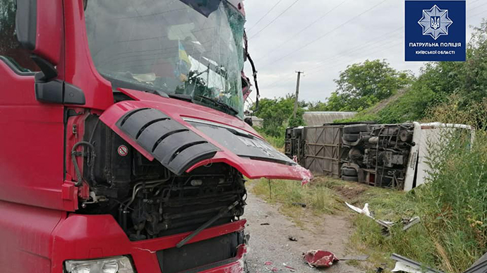 На Київщині зіткнулися автобус, вантажівка й легковик: є загиблі й травмовані