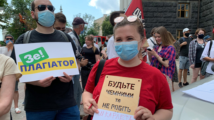 Шкарлет – геть!: під вікнами Зеленського протестують проти в.о. міністра освіти 