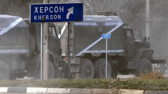 Кинуті російські військові в Херсоні перевдягаються у цивільних і ховають зброю - ЦНС