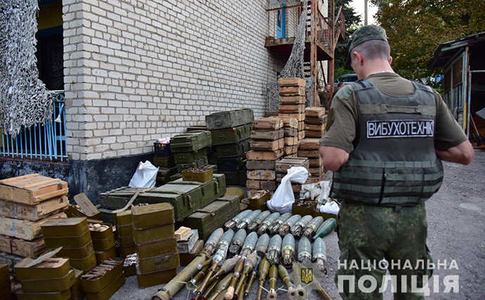 На Донбассе три добробата отдали оружие Национальной полиции - МВД