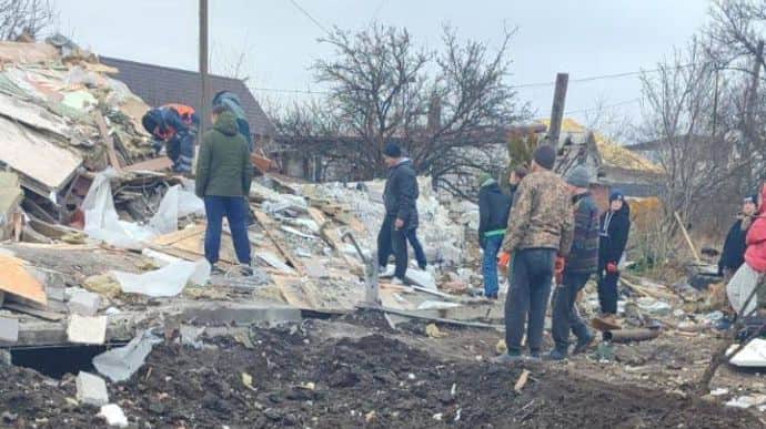 Уламки збитої біля Дніпра ракети зруйнували один і пошкодили 16 будинків