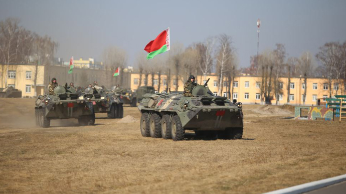 Belarus has stationed wooden dummy tanks on the border with Ukraine - Ministry of Defence 