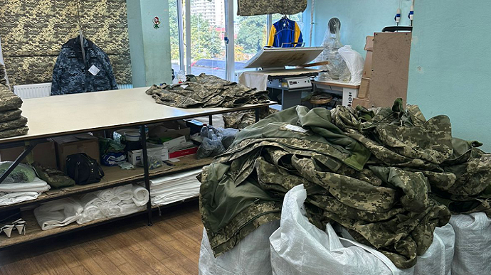 Куртки та костюми для ЗСУ зі збитками 35 млн: директору фабрики оголосили підозру