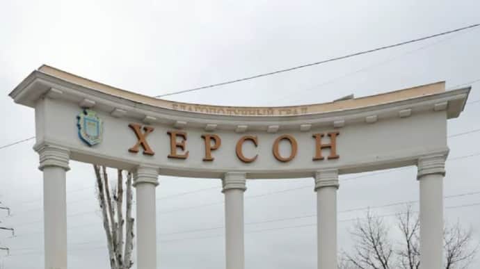 Russians attack Kherson, damaging shops, house and power grid – video