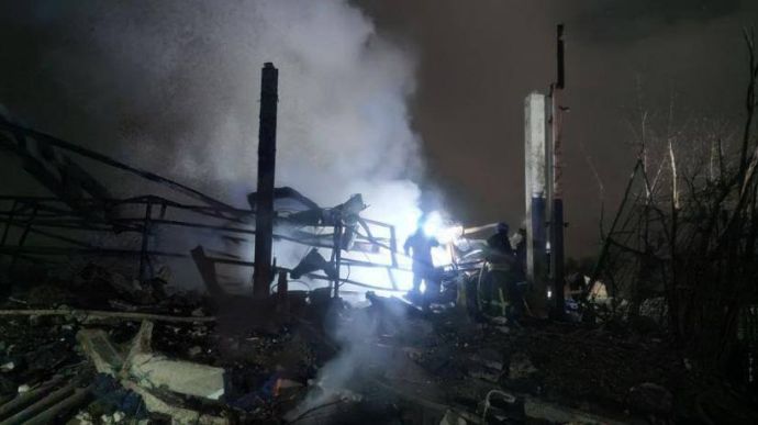 Night attack on Zaporizhzhia, infrastructure facility and 8 houses damaged, 2 injured