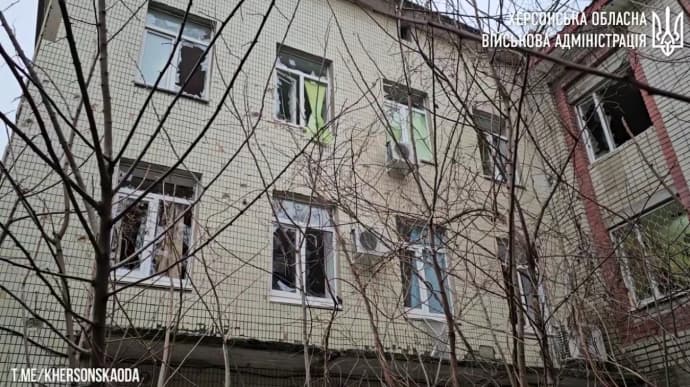 Херсон под российским огнем: враг попал в дома и обстрелял медучреждение