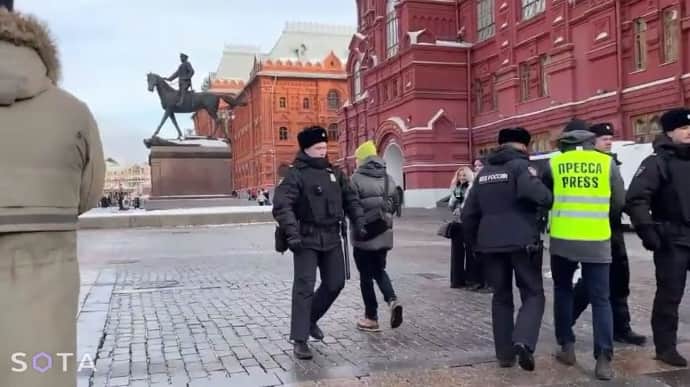 Journalists who filmed protest by mobilised soldiers' wives detained in Moscow – photo, video