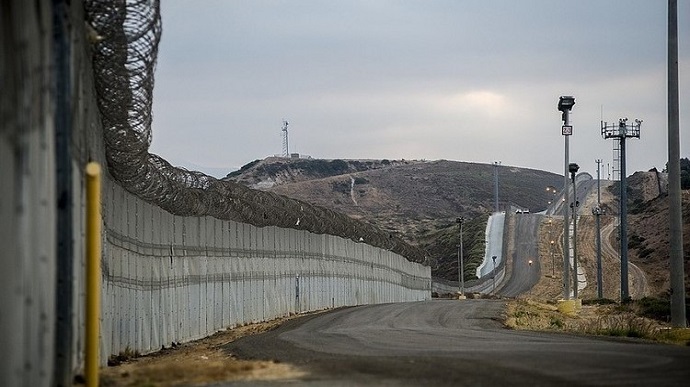 Пентагон останавливает возведения стены на границе с Мексикой