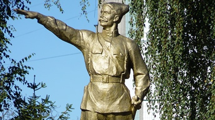 В Украине ликвидировали еще два памятника коммунистам: Чапаев в Лубнах упал