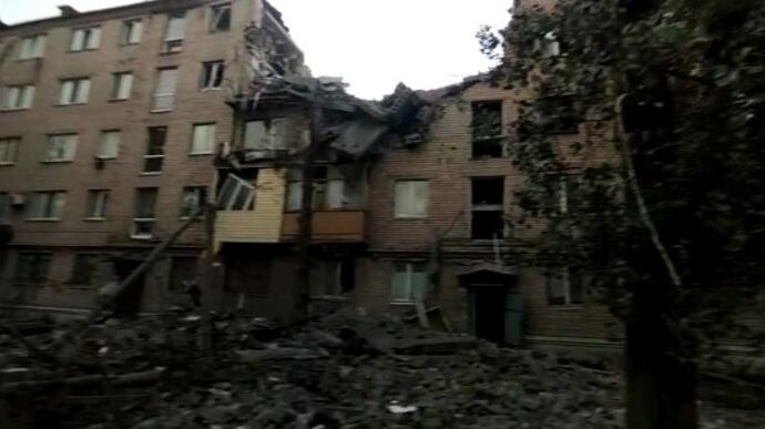Оккупанты ночью ударили по Бахмуту, разрушили многоэтажку - ОВА