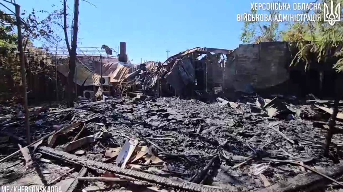 Cafe razed to ground in Russian attack on Kherson's centre – video