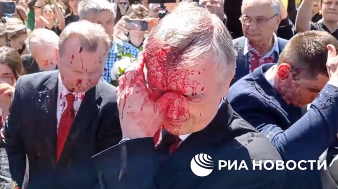9 мая в Варшаве: посла России облили кровью под возгласы фашисты