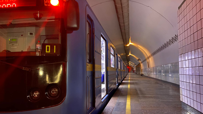 Киевлянам напоминают: с 26 марта метро будет работать на час дольше