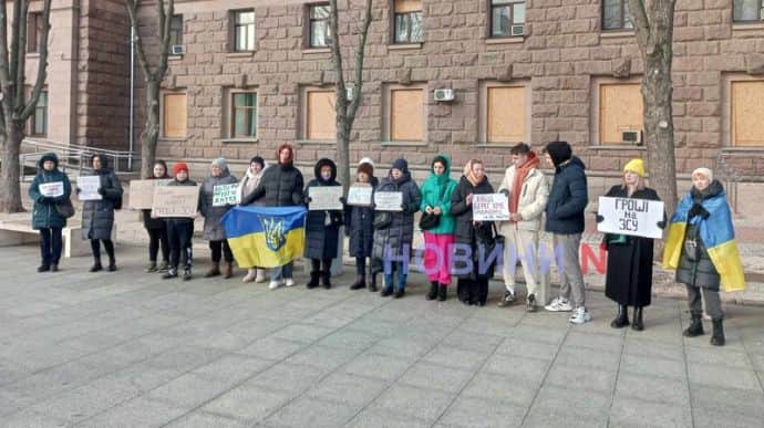 В Николаеве участников акции Деньги на ВСУ не пустили в укрытие, полиция расследует