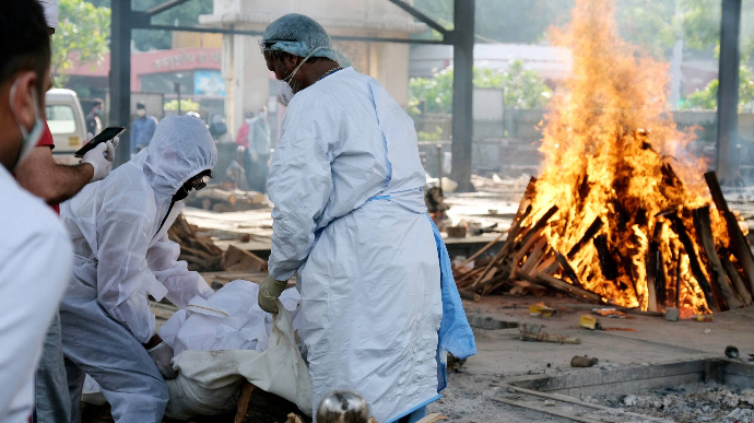 В Індії будують вогнища для кремації в парках і на автостоянках — у країні “цунамі” COVID-19