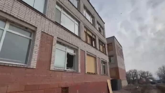 Росіяни вночі обстріляли передмістя Херсона: поранена 81-річна жінка