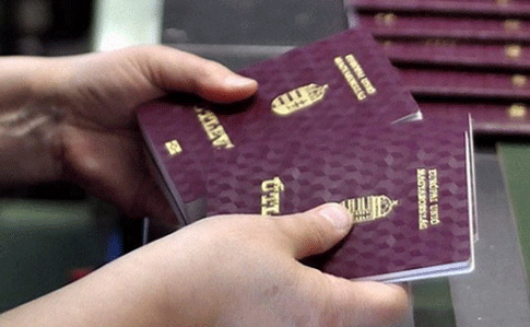 Паспортный скандал прогрессирует...