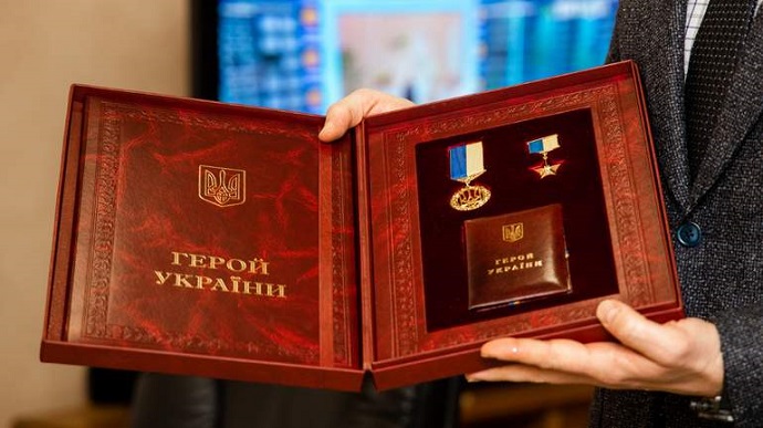 Президент присвоил звания Герой Украины еще 6 военным