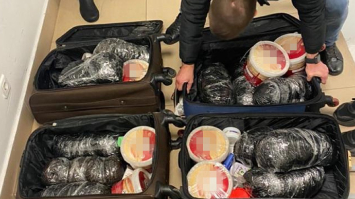 Украинки прилетели из Египта с пятью чемоданами прекурсора: прятали в ведрах из-под мороженого