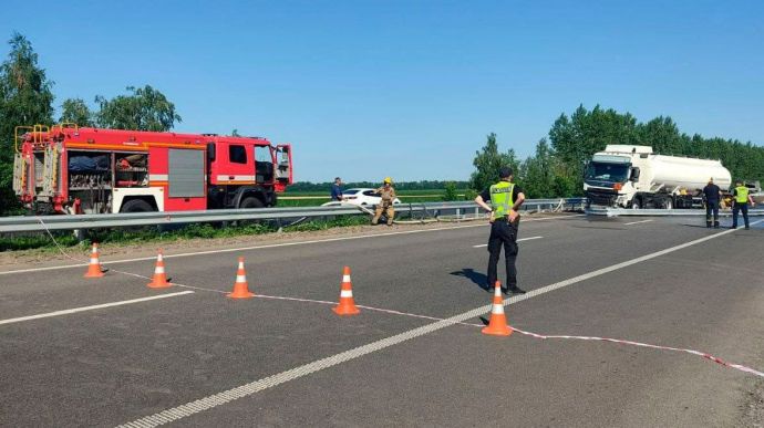 Трассу Киев-Харьков-Довжанский перекрыли из-за аварии бензовоза 