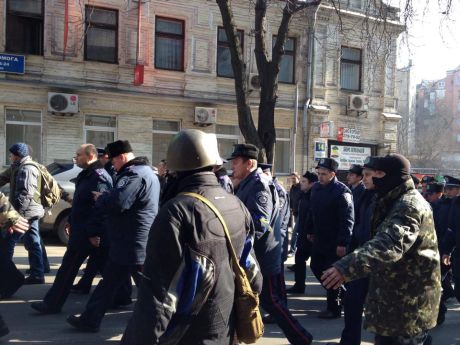 Милиционеры пошли на Михайловскую площадь. Мы не заложники, мы добровольно.