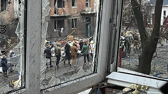 Volodymyr Zelenskyy visits Vyshhorod, where a missile hit a house