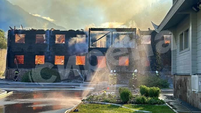 РосЗМІ пишуть про пожежу в одній із будівель резиденції Путіна на Алтаї