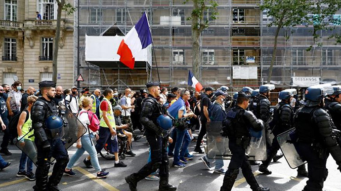 В городах Франции протестуют против паспорта здоровья, начались столкновения