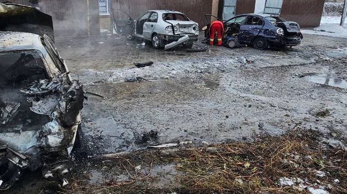 Утренний обстрел Херсона лишил жизни двух человек: россияне ударили по парковке