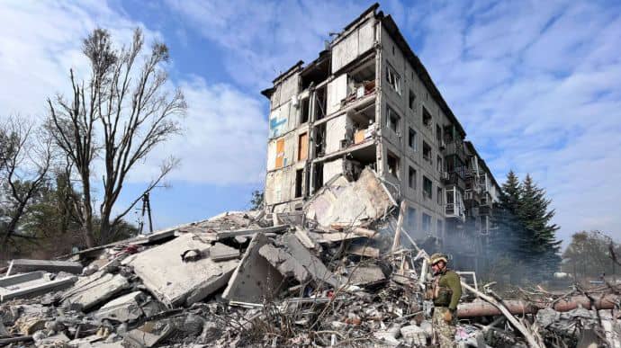Россияне разрушили пятиэтажку в Авдеевке, под завалами может быть погибший