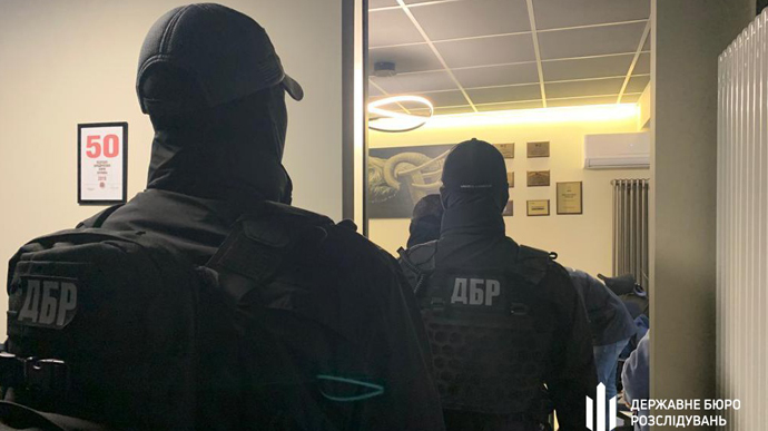 Адвокат вимагав у подружжя 2 квартири у Києві через проблеми з законом, які сам створив – ДБР