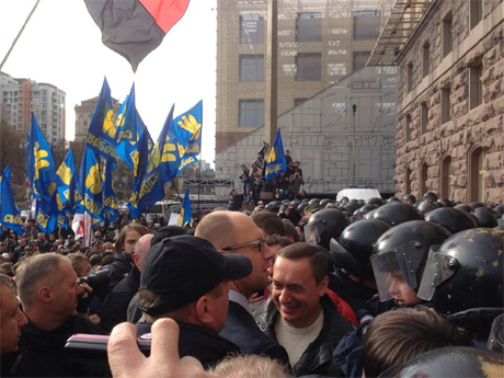 Депутаты под Киевсоветом. Фото Ольги Лаппо