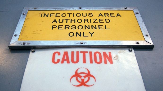 Китай предлагает расследовать, не сбежал ли коронавирус из лабораторий США