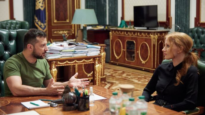 Звезда Голливуда Честейн посетила Киев и встретилась с Зеленским
