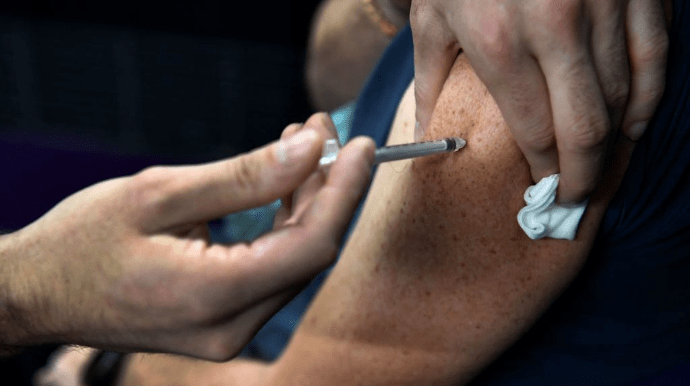 У Франції можуть запровадити обов'язкову ковід-вакцинацію — Макрон