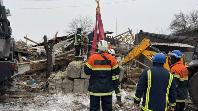 Russian attack on Zmiiv: woman's body recovered from under rubble – photo