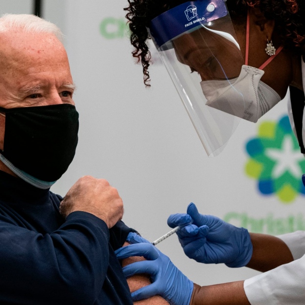 президент Джо Байден під час вакцинації