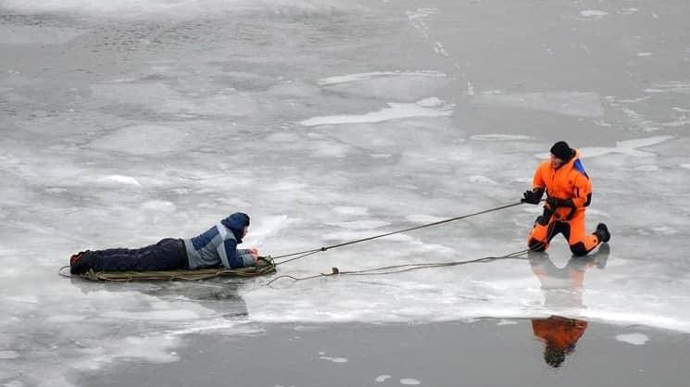Рятувальники попереджають про тонкий лід: з початку грудня потонула 31 людина 