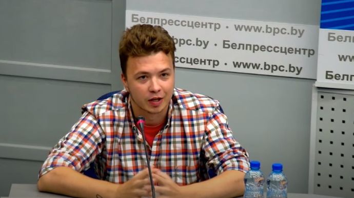 Протасевич під наглядом силовиків пояснив свої шрами: У них не було наручників