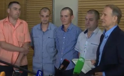 Четырех освобожденных из плена ОРДЛО украинцев доставили в Минск