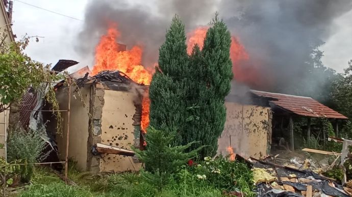 Из-за обстрела боевиков в Авдеевке сгорел дом